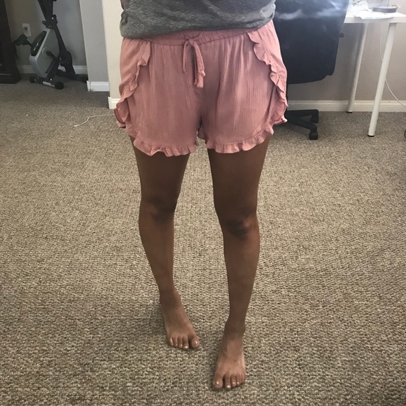 SALE🌿 Blush Ruffle Shorts - Picture 4 of 4